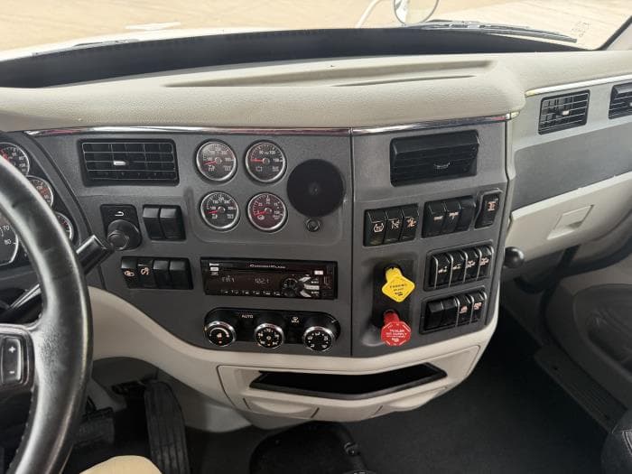 2020 Peterbilt 567 — photo 30
