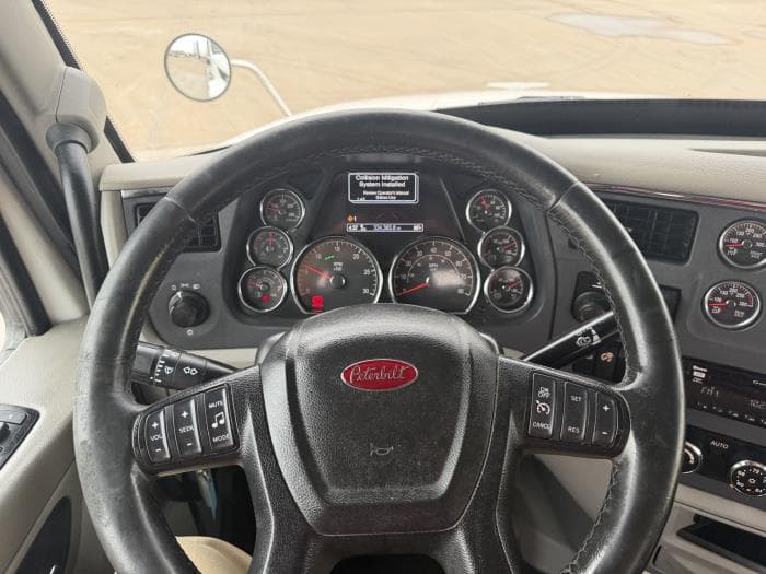 2020 Peterbilt 567 — photo 32