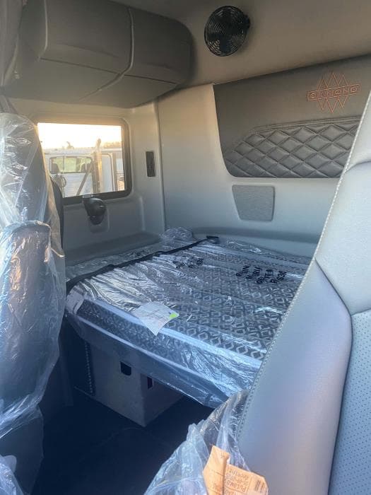 2026 International LT — photo 13