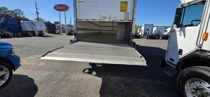 2020 Peterbilt 337 — photo 15