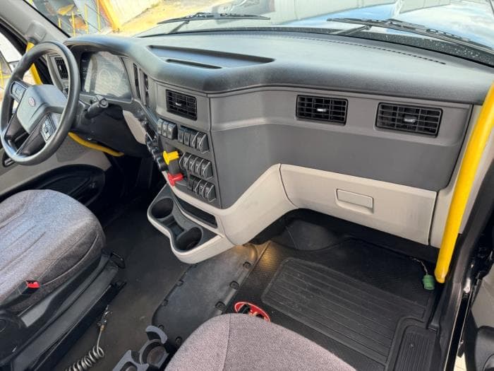 2023 Peterbilt 567 — photo 25
