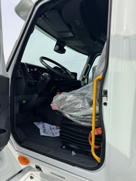 2026 International LT — photo 12