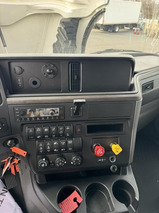 2026 International LT — photo 13