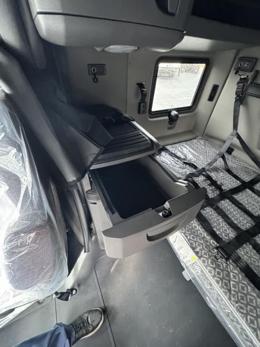 2026 International LT — photo 18