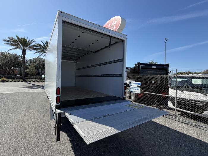 2025 Isuzu NRR — photo 8