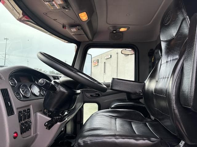 2020 Peterbilt 348 — photo 9