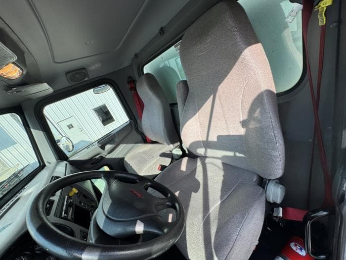 2020 Peterbilt 337 — photo 23
