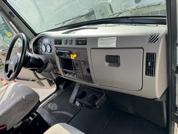 2020 Peterbilt 337 — photo 27