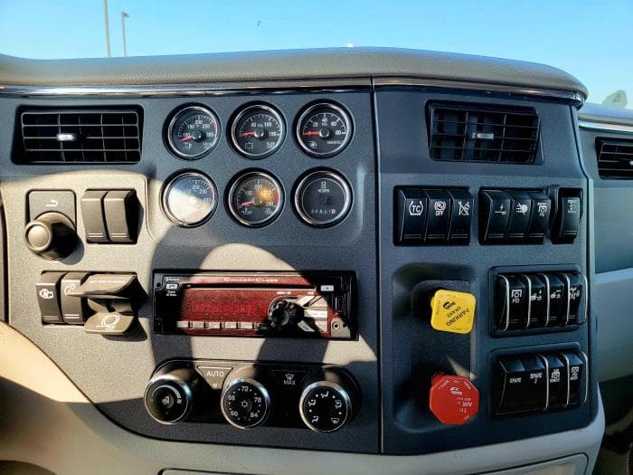 2021 Peterbilt 579 — photo 21