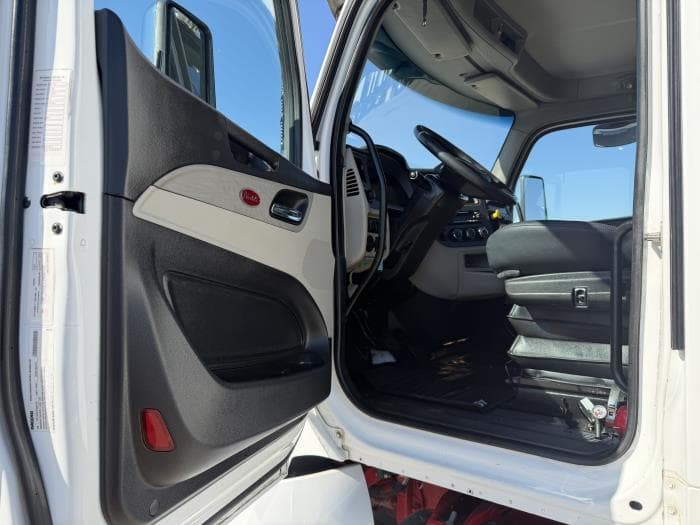 2023 Peterbilt 567 — photo 24
