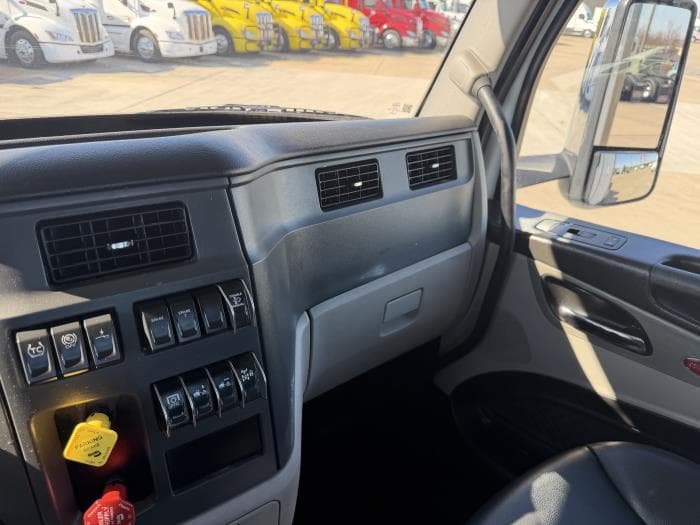 2023 Peterbilt 567 — photo 28