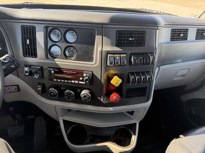 2023 Peterbilt 567 — photo 29