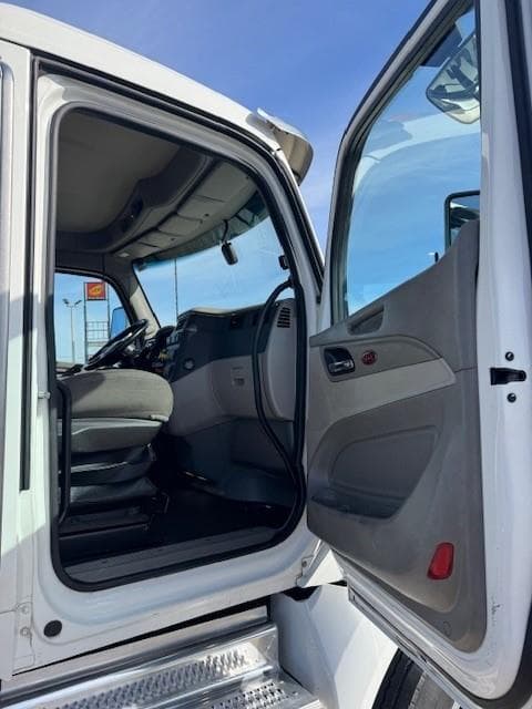 2021 Peterbilt 579 — photo 46