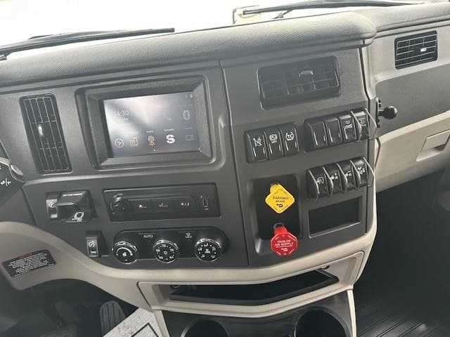 2026 Peterbilt 579 — photo 4