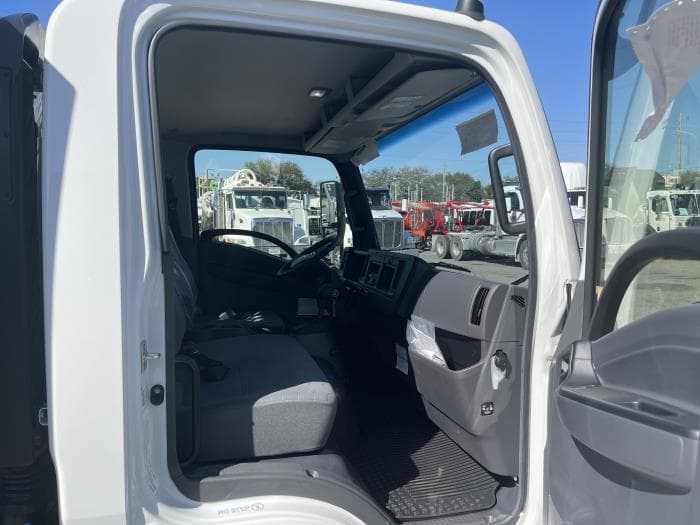 2025 Isuzu NPR — photo 10