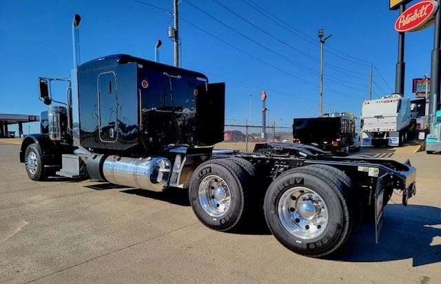 2022 Peterbilt 389 — photo 10