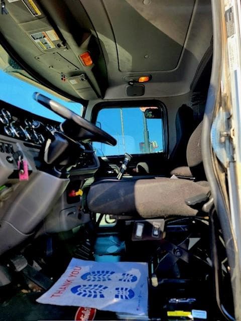 2022 Peterbilt 389 — photo 13