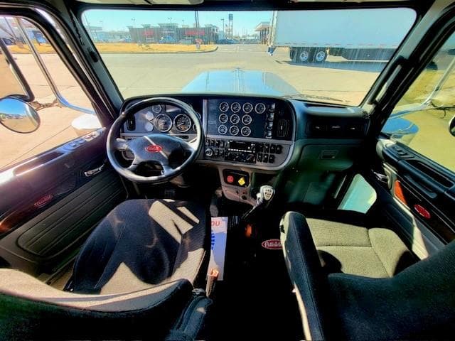 2022 Peterbilt 389 — photo 14