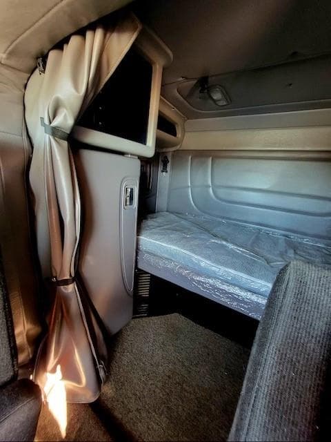 2022 Peterbilt 389 — photo 18