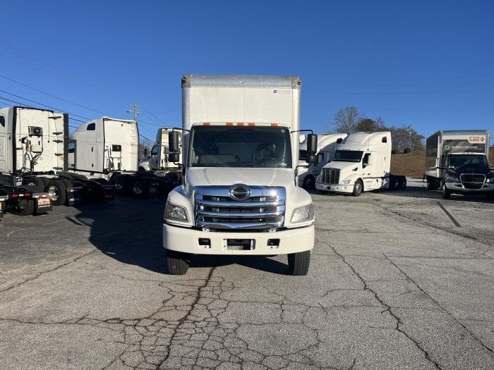 2017 Hino 268 — photo 4