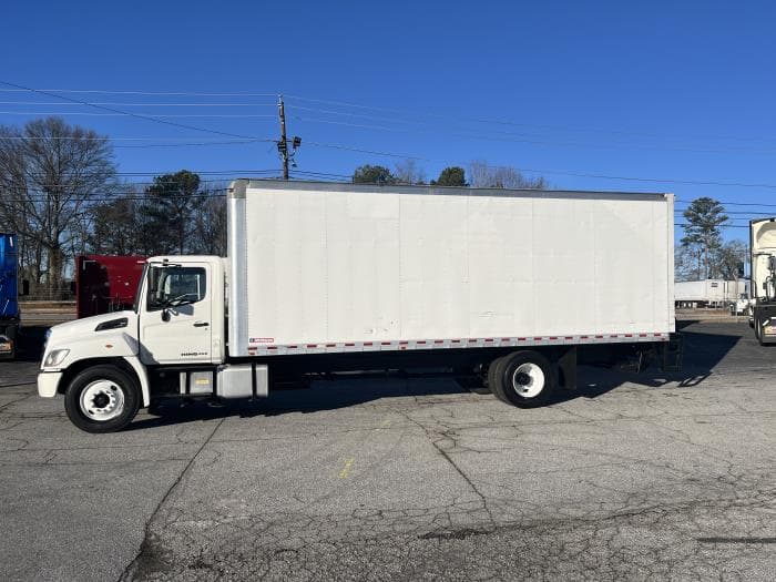 2017 Hino 268 — photo 6