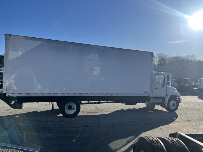 2017 Hino 268 — photo 10