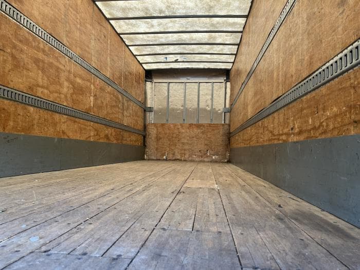 2017 Hino 268 — photo 12