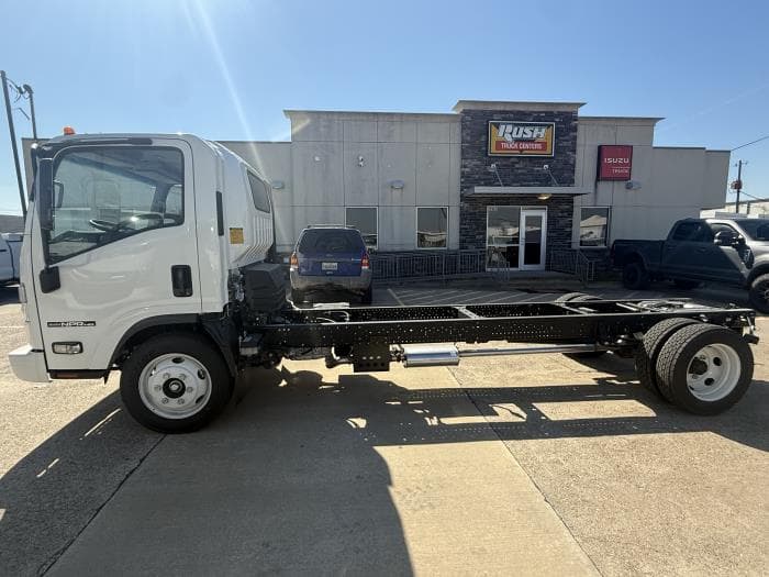 2026 Isuzu NPR — photo 3