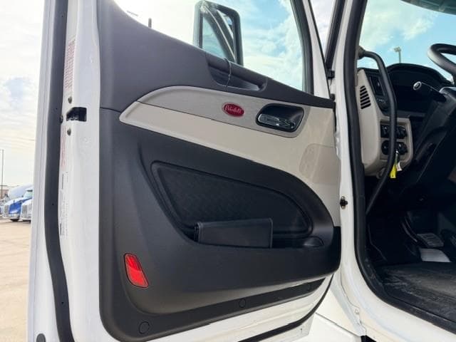 2027 Peterbilt 567 — photo 29