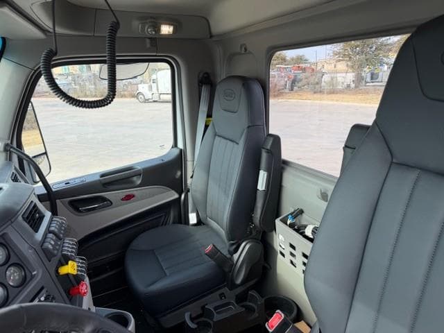 2027 Peterbilt 567 — photo 31