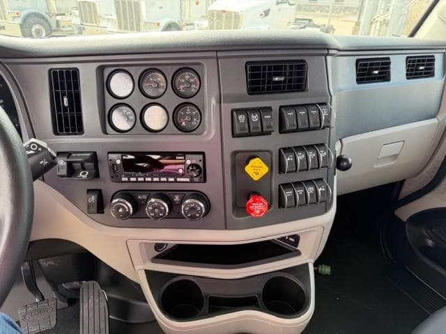2027 Peterbilt 567 — photo 35