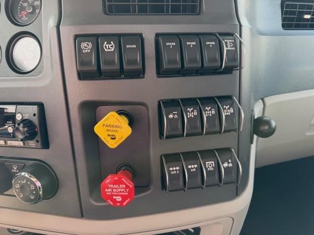 2027 Peterbilt 567 — photo 37