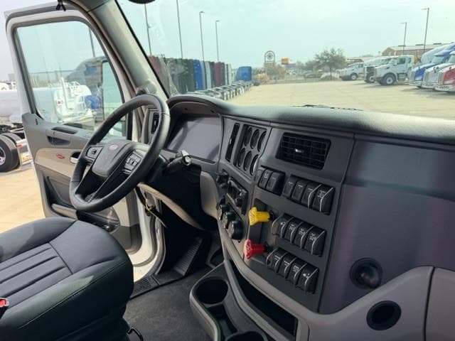 2027 Peterbilt 567 — photo 38