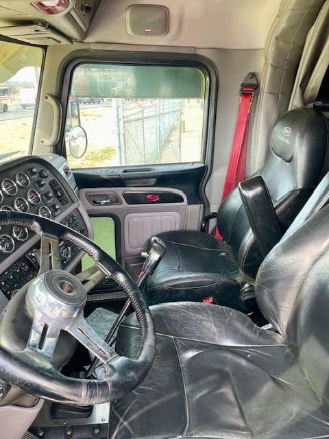 2021 Peterbilt 389 — photo 16