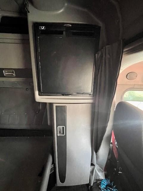 2021 Peterbilt 389 — photo 17