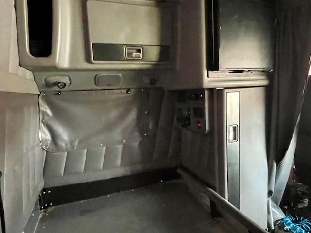 2021 Peterbilt 389 — photo 20