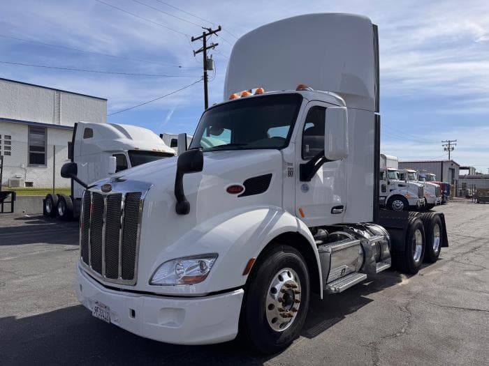 2021 Peterbilt 579 — photo 2