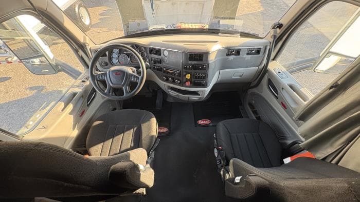 2021 Peterbilt 579 — photo 28
