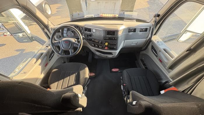 2021 Peterbilt 579 — photo 16