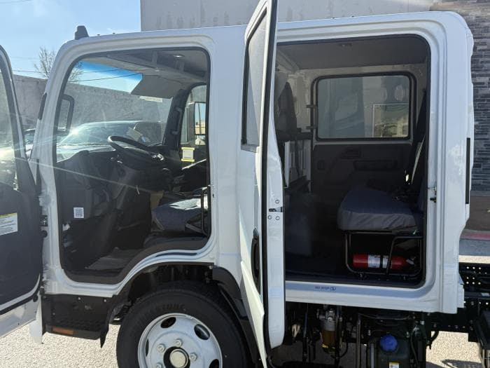 2026 Isuzu NPR — photo 10