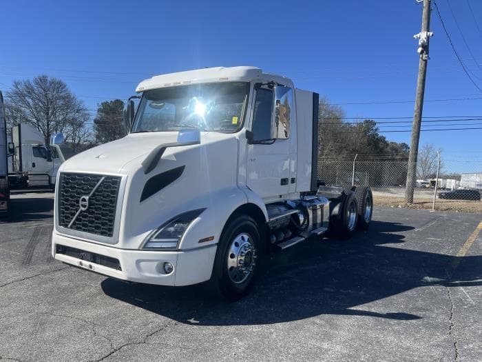 2020 Volvo VNL 300 — photo 2