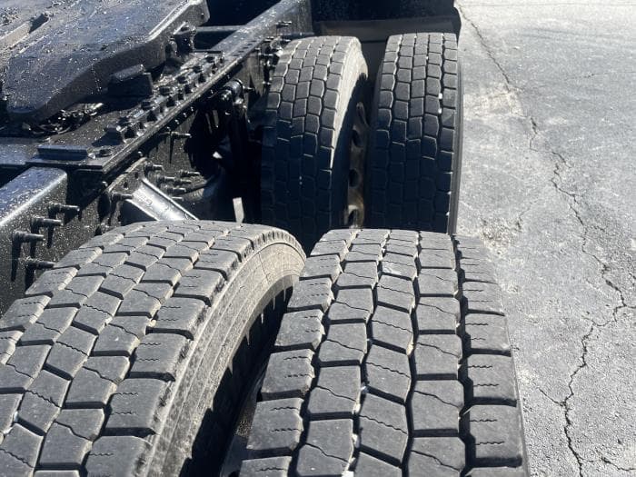 2020 Volvo VNL 300 — photo 9