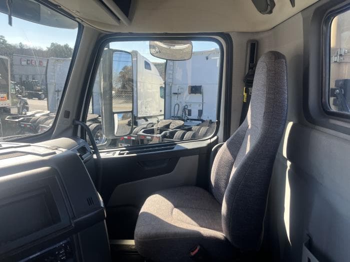 2020 Volvo VNL 300 — photo 15