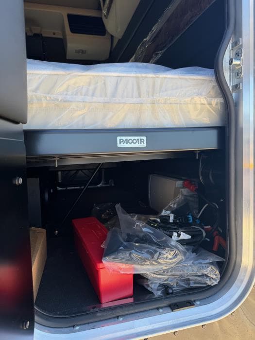 2027 Peterbilt 589 — photo 9