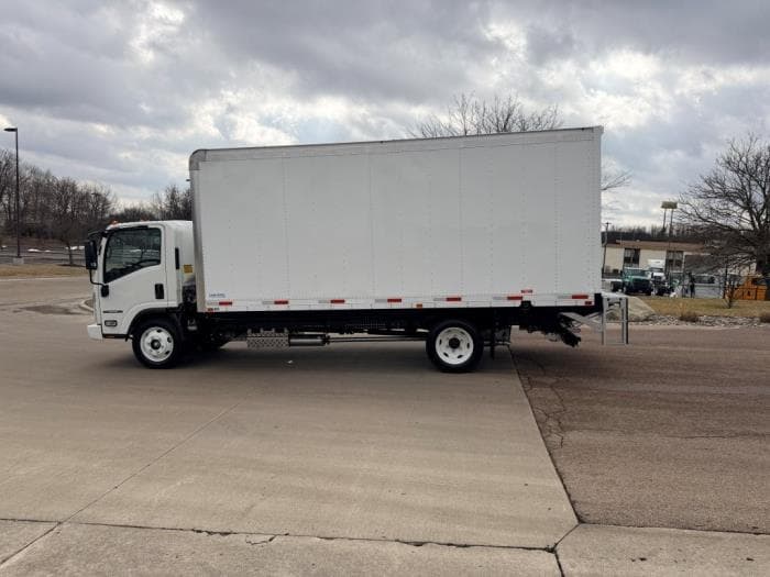 2026 Isuzu NPR — photo 9