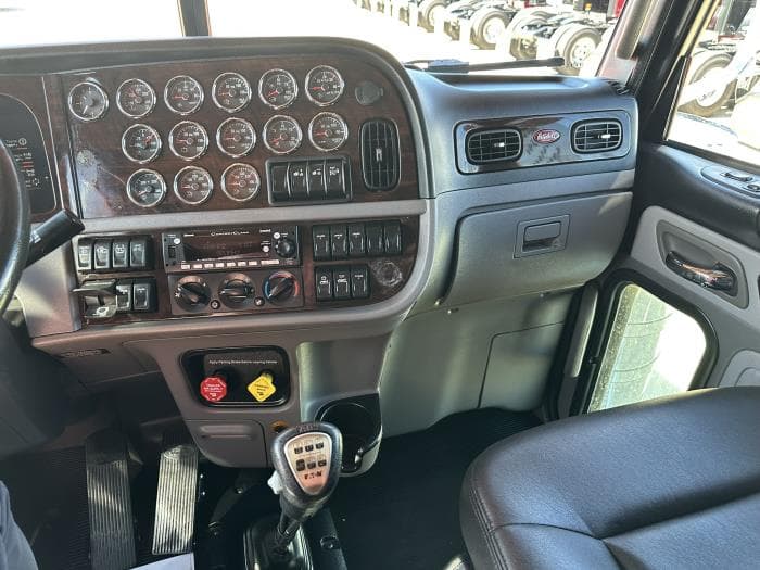 2024 Peterbilt 389 — photo 8