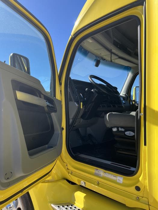 2021 Kenworth T680 — photo 11