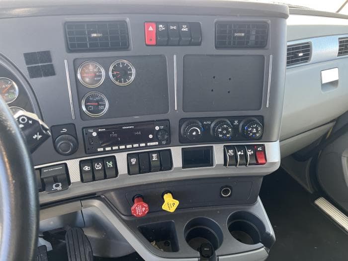 2021 Kenworth T680 — photo 14