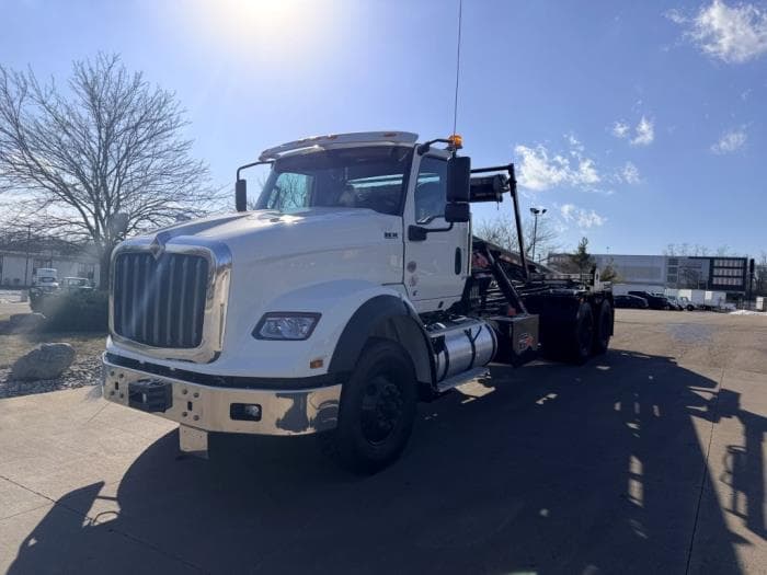 2026 International HX — photo 2