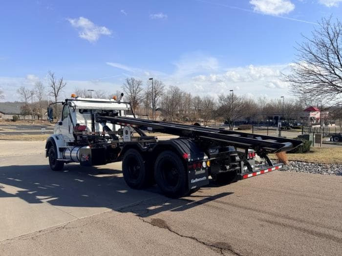 2026 International HX — photo 9